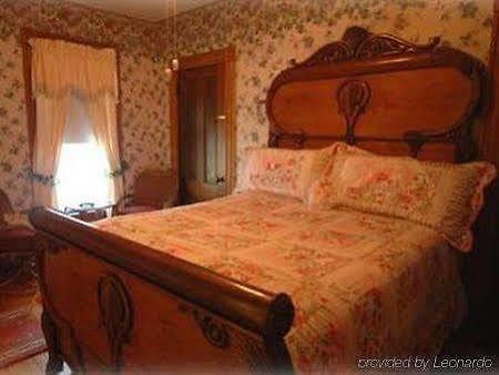 The Lion And The Rose Bed & Breakfast Whitefield Room photo